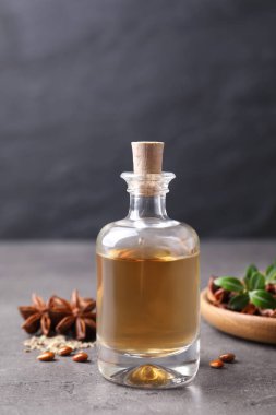 Gri masada gerekli yağ ve baharatları anason yapın.