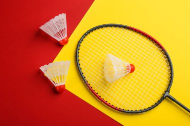 Badminton raketi ve renkli arka planda mekik horozları, düz yatıyordu