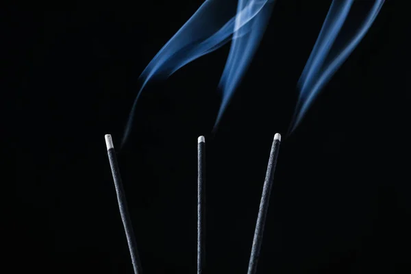 Bastoncini Incenso Fumante Sfondo Nero Primo Piano — Foto Stock