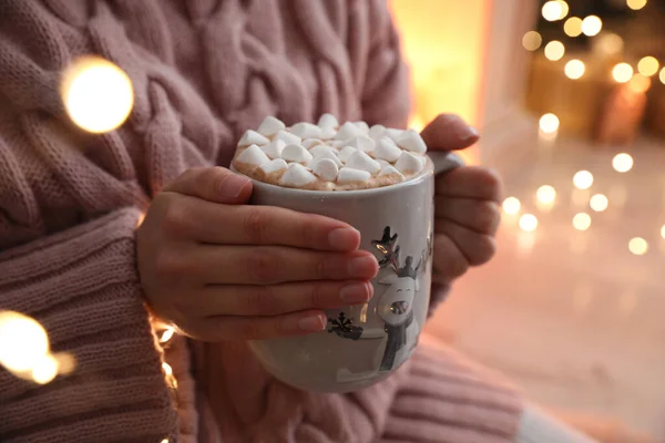 Frau Mit Becher Heißgetränk Mit Marshmallows Drinnen Nahaufnahme Magische Weihnachtsstimmung — Stockfoto