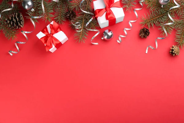 赤の背景に蛇紋岩ストリーマーとクリスマスの装飾とフラットレイアウト組成 テキストのスペース — ストック写真
