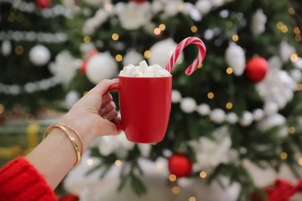 Mujer Con Taza Deliciosa Bebida Caliente Cerca Del Árbol Navidad — Foto de Stock