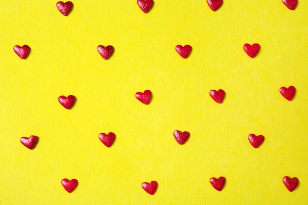 Parlak Kalp Şeklinde Serpintiler Sarı Arka Planda Düz Uzanmış — Stok fotoğraf