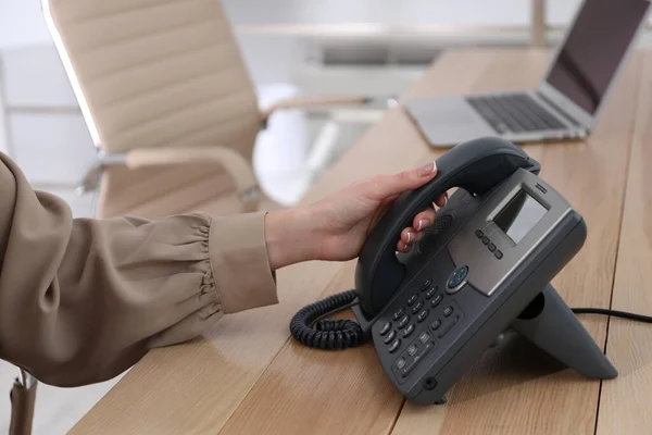 Ofisteki Ahşap Masada Masaüstü Telefonu Kullanan Bir Kadın Yakın Plan — Stok fotoğraf
