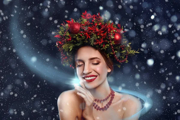 Hermosa Mujer Joven Con Corona Navidad Sobre Fondo Oscuro —  Fotos de Stock
