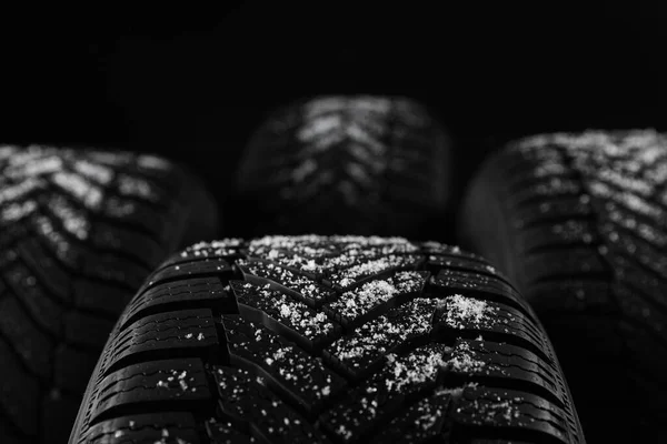 Készlet Téli Gumiabroncsok Fekete Háttér Közelkép — Stock Fotó