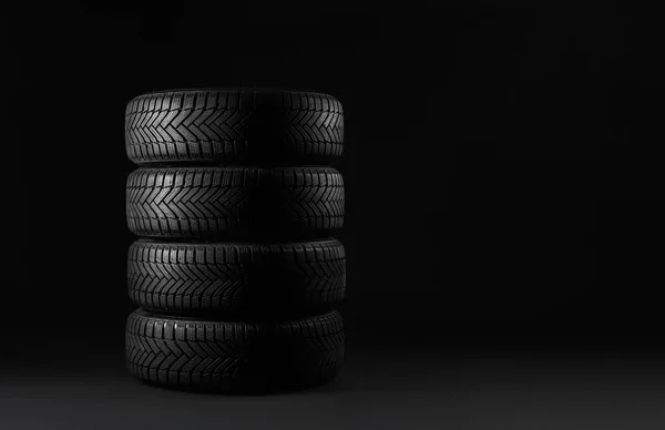 黒を背景に冬用タイヤ テキストのスペース — ストック写真