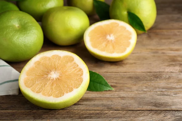 Frutti Dolci Interi Tagliati Tavola Legno — Foto Stock