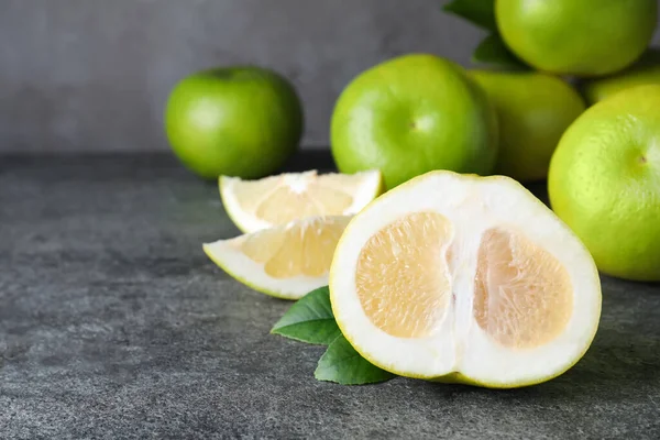 Snijd Hele Verse Snoepjes Grijze Tafel Ruimte Voor Tekst — Stockfoto