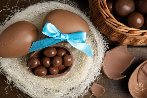 Gustose Uova Cioccolato Con Caramelle Nido Decorativo Tavolo Legno Posa — Foto Stock