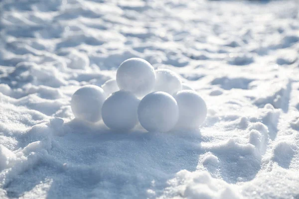 Купа Сніжок Відкритому Повітрі Сонячний Зимовий День — стокове фото