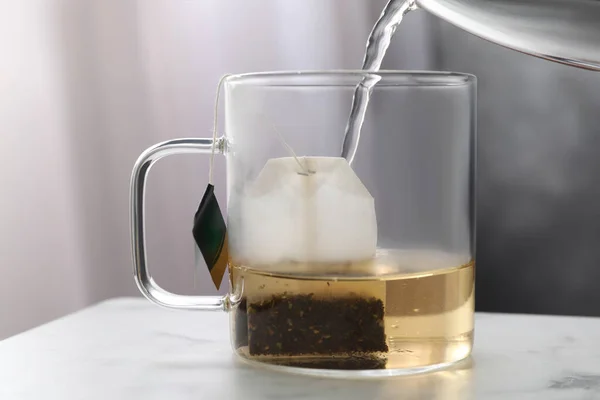Despejar Água Quente Copo Vidro Com Saco Chá Mesa — Fotografia de Stock