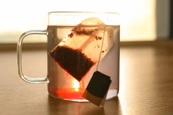 Sac Thé Dans Une Tasse Eau Chaude Sur Une Table — Photo