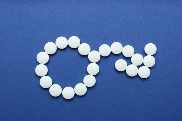 Mužské Znamení Ohnutou Šipkou Bílých Pilulek Symbolizující Potence Problémy Modrém — Stock fotografie