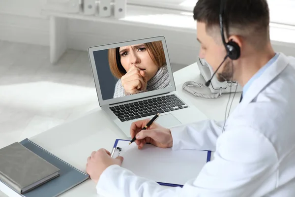 Teletjänst Läkare Konsultera Patienten Online Laptop Inomhus — Stockfoto