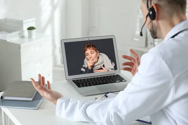 Teletjänst Läkare Konsultera Patienten Online Laptop Inomhus — Stockfoto