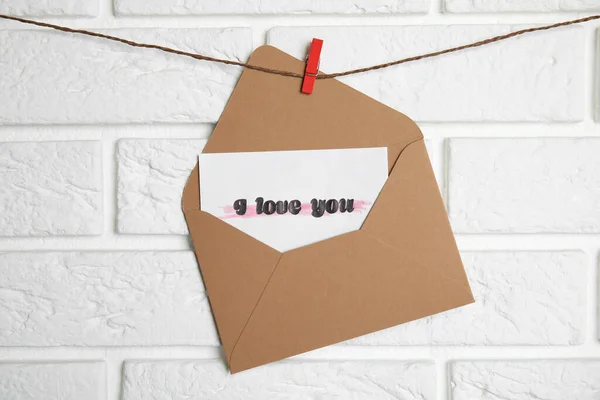 Envelop Met Love You Kaart Opknoping Touw Buurt Van Witte — Stockfoto