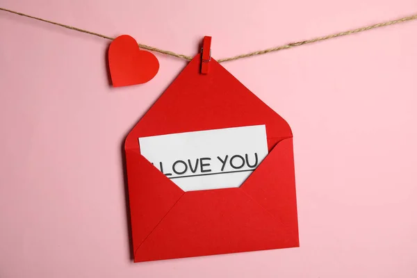 Rode Envelop Met Love You Kaart Papieren Hart Opknoping Touw — Stockfoto