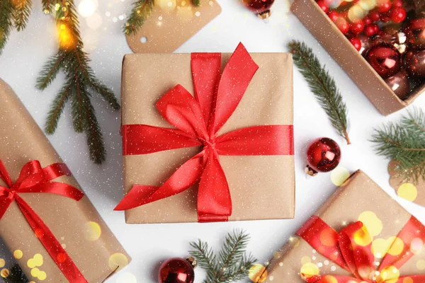 Composizione Con Scatole Regalo Decorazioni Natalizie Sfondo Bianco Posa Piatta — Foto Stock