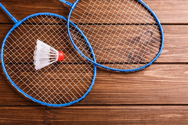 Badminton Rackets Shuttlecock Houten Tafel Plat Gelegd — Stockfoto