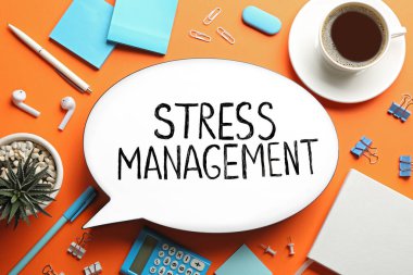 Turuncu arkaplanda Stres Yönetimi ifadesiyle konuşma baloncuğu ışık kutusunun düz konumu