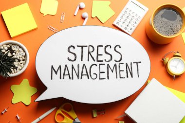 Turuncu arkaplanda Stres Yönetimi ifadesiyle konuşma baloncuğu ışık kutusunun düz konumu