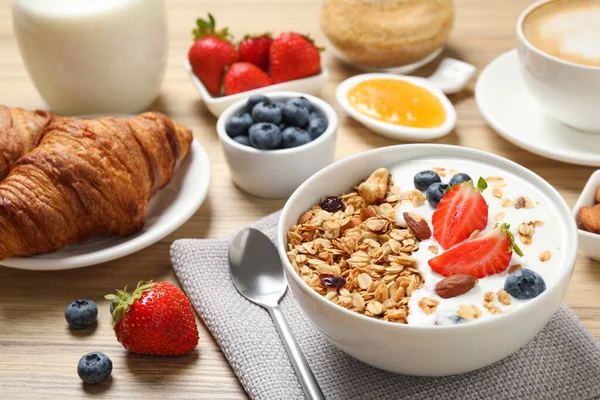 Bufféservering Smaklig Frukost Serveras Träbord — Stockfoto