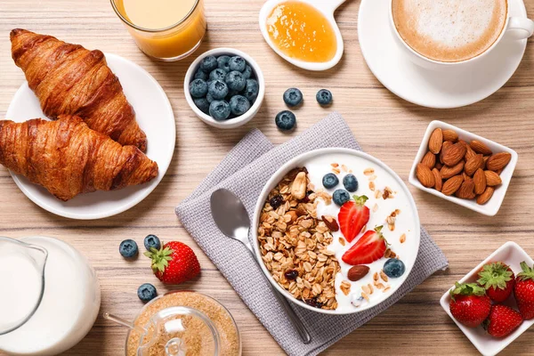 Bufféservering Smaklig Frukost Serveras Träbord Platt Liggunderlag — Stockfoto