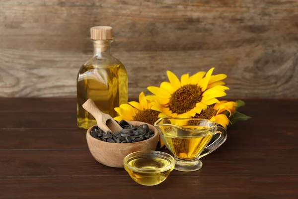 Komposition Mit Sonnenblumenöl Auf Holztisch — Stockfoto