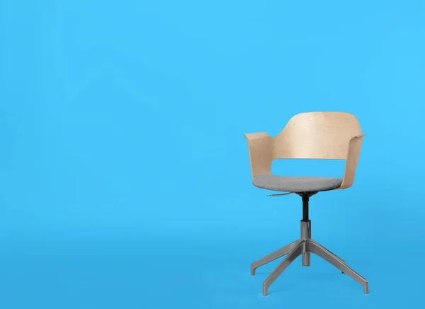 Bequemer Bürostuhl Auf Hellblauem Hintergrund Platz Für Text — Stockfoto