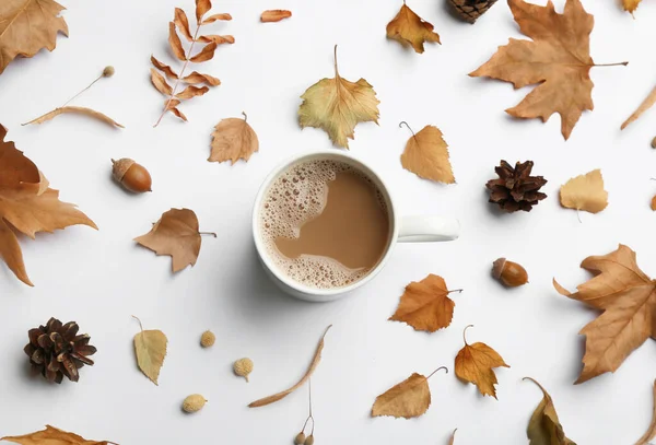 Kopje Warme Drank Herfstbladeren Witte Achtergrond Plat Gelegd Gezellige Sfeer — Stockfoto