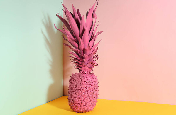 Розовый ананас на цветном фоне. Творческая концепция