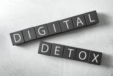Beyaz arkaplanda dijital detoks içeren siyah küplerin düzlüğü