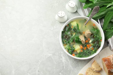 Mermer masada servis edilen etli leziz kuş çorbası. Metin için boşluk