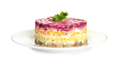 Kürk mantonun altındaki ringa balığı beyazda izole edilmiş. Geleneksel Rus salatası