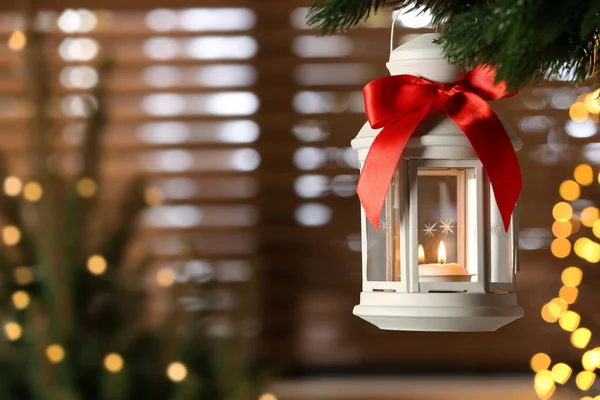 Hermosa Linterna Navidad Con Vela Encendida Colgando Rama Abeto Habitación —  Fotos de Stock