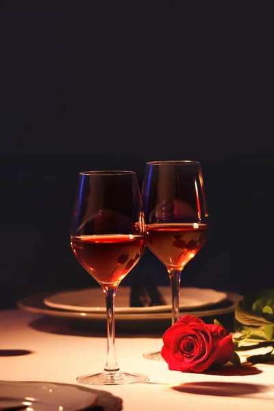 Gyönyörű Asztal Beállítás Pohár Bor Rózsa Sötét Szobában Romantikus Vacsora — Stock Fotó
