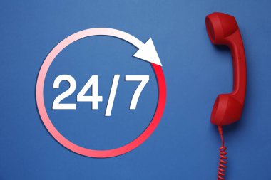7 / 24 yardım hattı servisi. Mavi arkaplanda kırmızı cep telefonu, üst görünüm