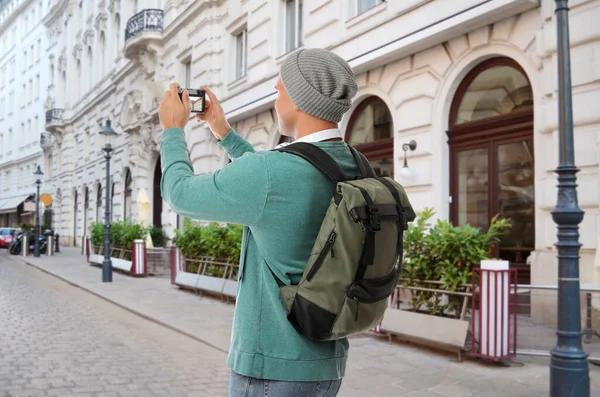 Traveler Backpack Taking Photo Foreign City Vacation — Stock Photo, Image