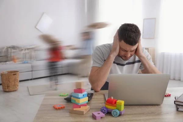 Niños Perturbando Hombre Abrumado Sala Estar Trabajar Desde Casa Durante — Foto de Stock