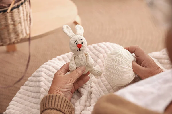 Femme Âgée Avec Lapin Tricoté Maison Gros Plan Loisirs Créatifs — Photo