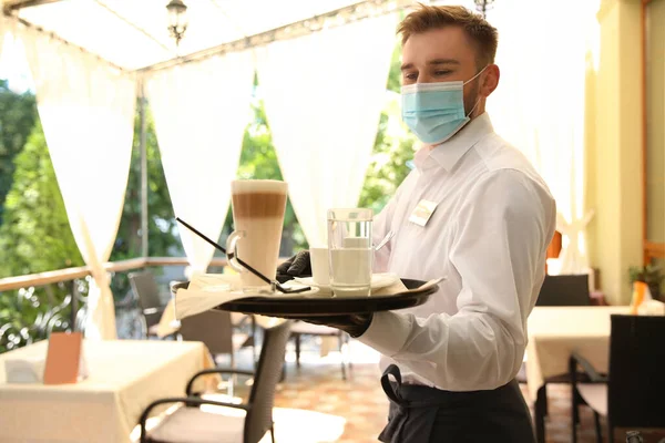 식당에서 음료를 제공하는 웨이터 코로나 바이러스 기간에 사냥하는 — 스톡 사진