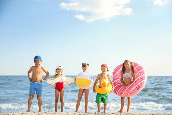 Lindos Niños Disfrutando Día Soleado Playa Campamento Verano — Foto de Stock
