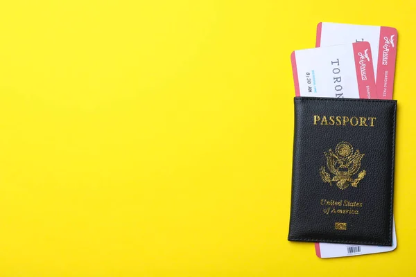 Passaporte Com Bilhetes Avia Fundo Amarelo Vista Superior Espaço Para — Fotografia de Stock