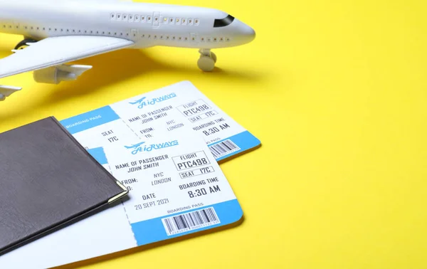 Διαβατήριο Εισιτήρια Και Παιχνίδι Αεροπλάνο Κίτρινο Φόντο Χώρος Για Κείμενο — Φωτογραφία Αρχείου