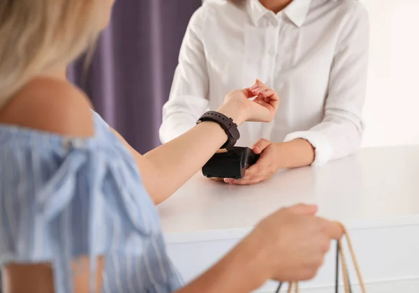 Mujer Usando Terminal Para Pago Sin Contacto Con Reloj Inteligente — Foto de Stock