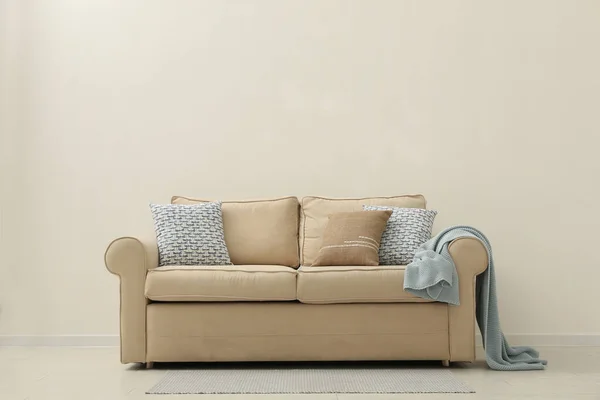 Sofa Nyaman Dekat Dinding Beige Ruang Tamu Interior Ruang Untuk — Stok Foto