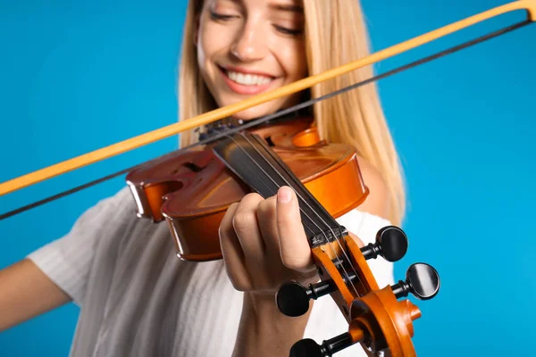 Mulher Bonita Tocando Violino Fundo Azul Claro Close — Fotografia de Stock