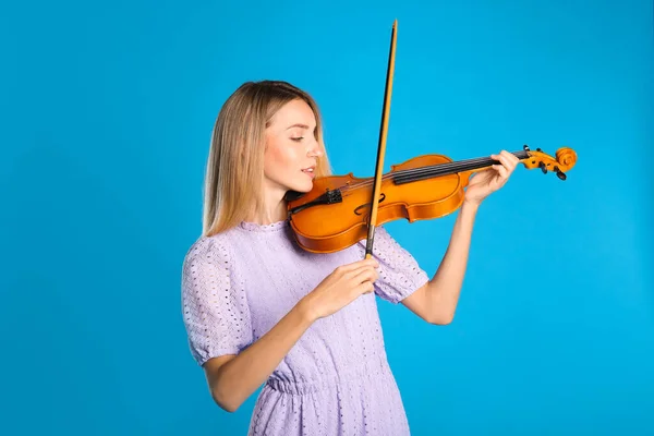 Mulher Bonita Tocando Violino Fundo Azul — Fotografia de Stock