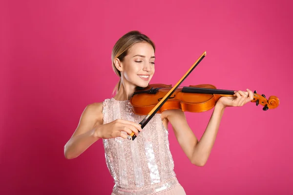 Belle Femme Jouant Violon Sur Fond Rose — Photo